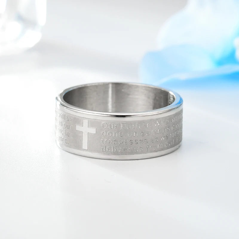 <h2>Anel Cristão em Titânio 8mm – Cruz da Bíblia com Inscrição em Inglês para Homens e Mulheres</h2>