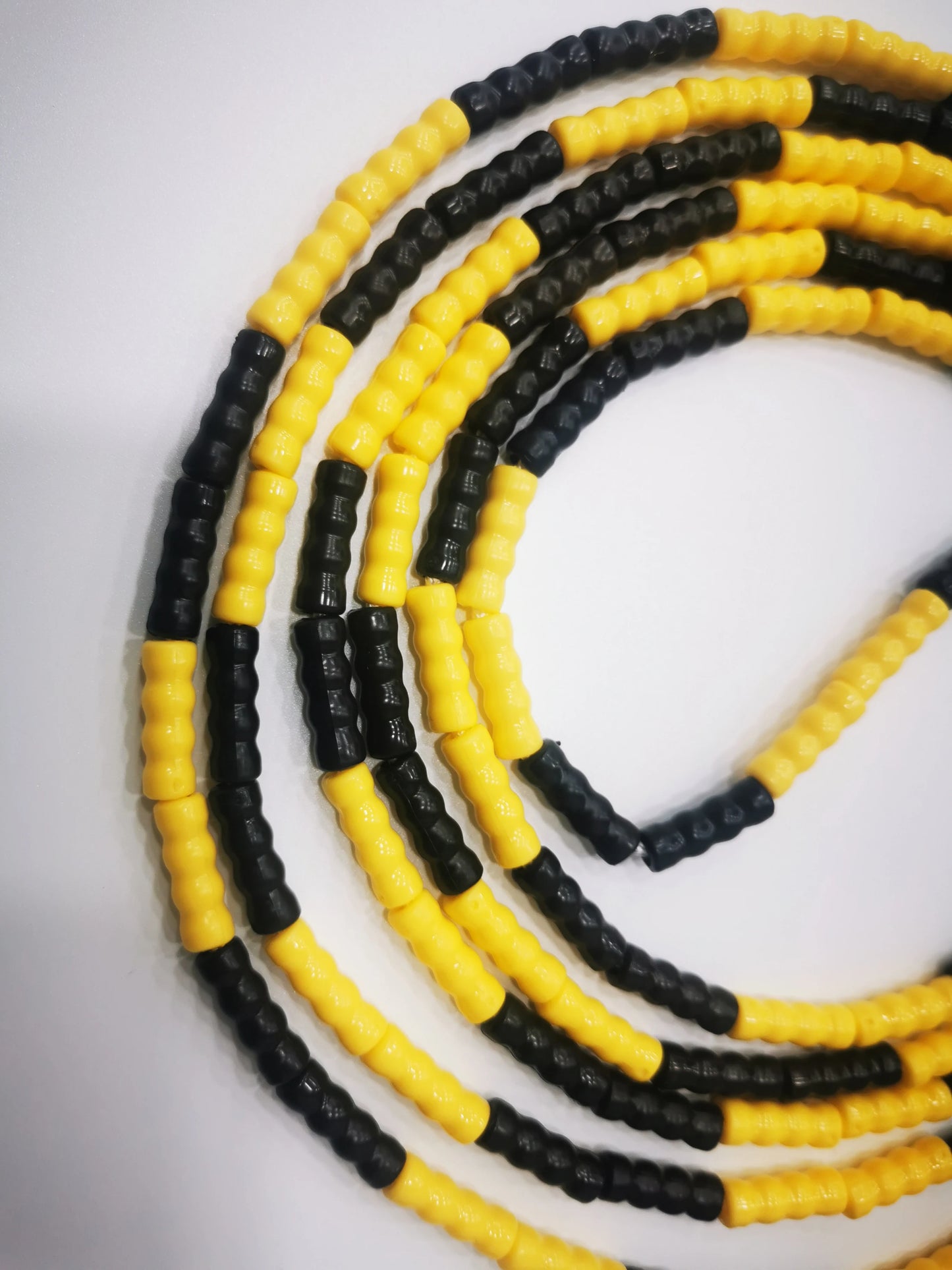 <h2>Corda de Pular NEVERTOOLATE com Contas de PVC – Amarela e Preta, 3m de Comprimento</h2>
