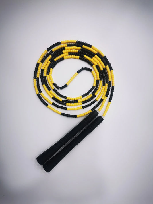 <h2>Corda de Pular NEVERTOOLATE com Contas de PVC – Amarela e Preta, 3m de Comprimento</h2>