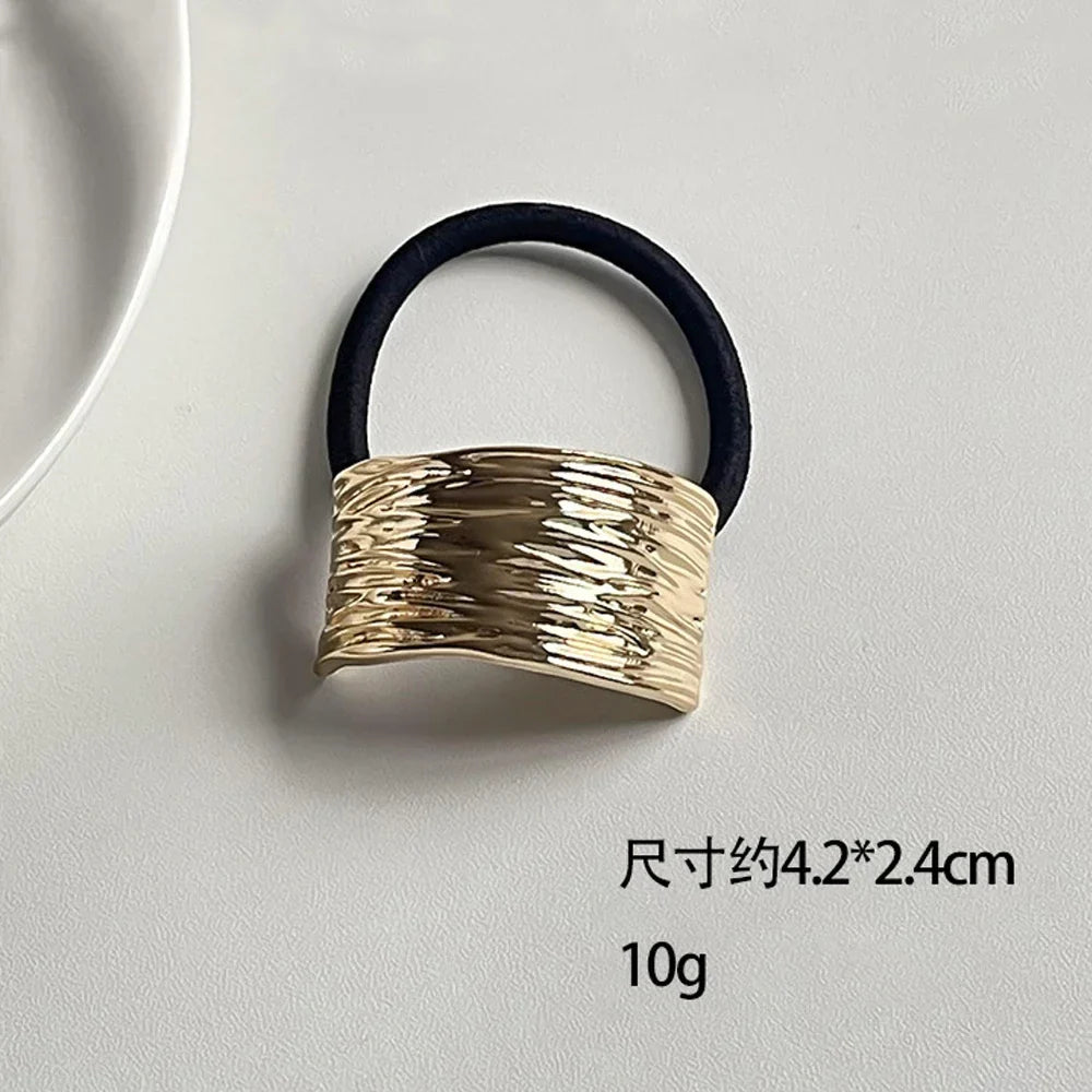 <h2>Laço de Cabelo Feminino com Pingentes Geométricos – Elástico de Borracha com Detalhes em Ouro e Prata</h2>