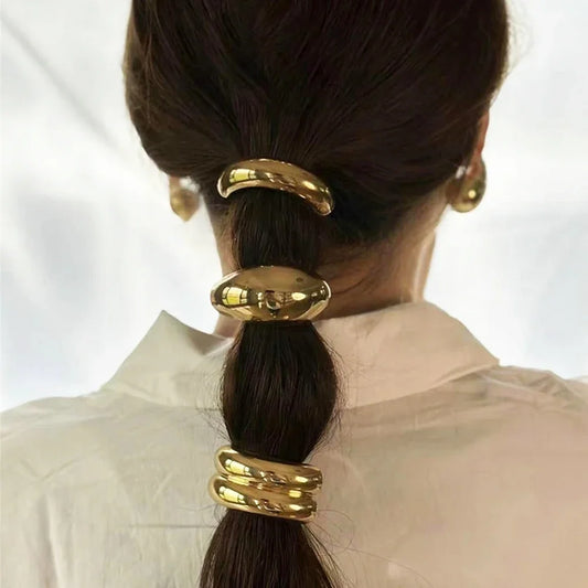 <h2>Laço de Cabelo Feminino com Pingentes Geométricos – Elástico de Borracha com Detalhes em Ouro e Prata</h2>