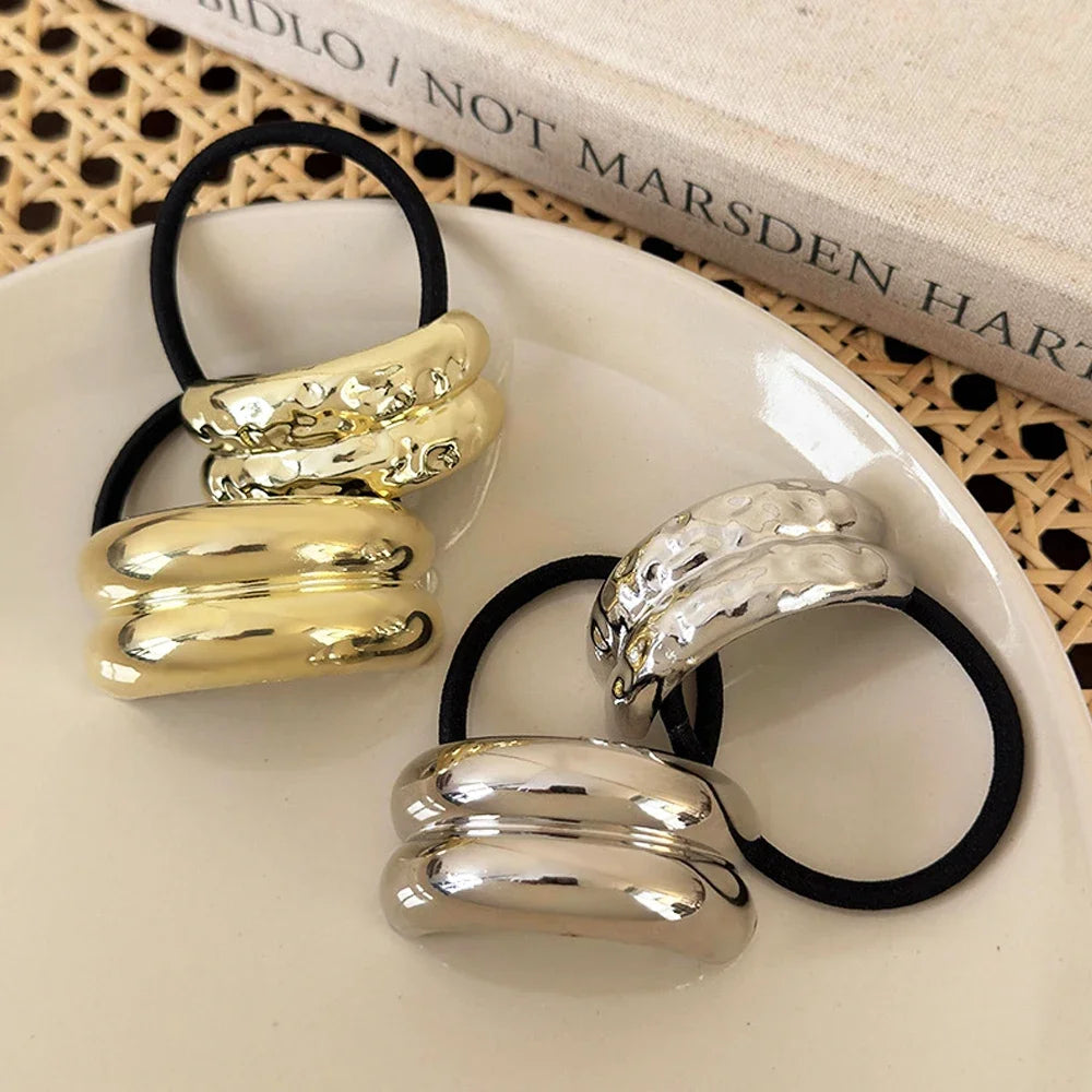 <h2>Laço de Cabelo Feminino com Pingentes Geométricos – Elástico de Borracha com Detalhes em Ouro e Prata</h2>